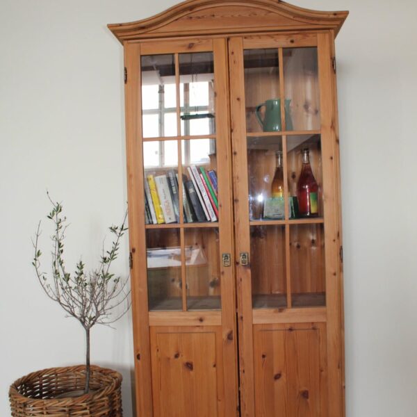 Witryna rustykalna z litego drewna sosnowego – klimatyczny mebel z duszą
