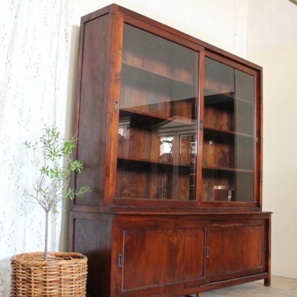 Stylowa, klasyczna biblioteka witrynowa z przesuwnymi frontami