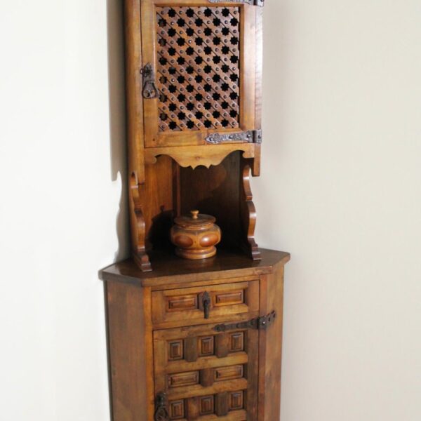 Narożna szafka hiszpańska z drewna pini – rustykalna, stylowa, vintage