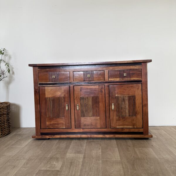 Klasyczna komoda kolonialna – masywna i solidna