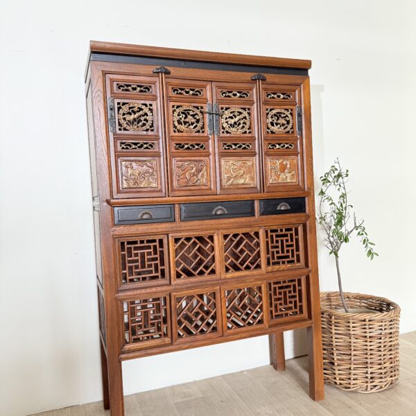 Wysoka chińska komoda vintage – rzeźbiona komoda z ażurowymi półkami