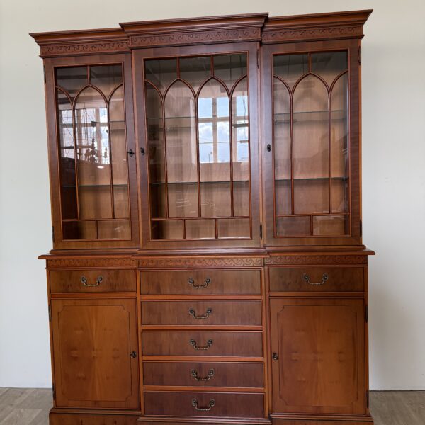 Biblioteka drewniana styl angielski – klasyczna, ponadczasowa, elegancka