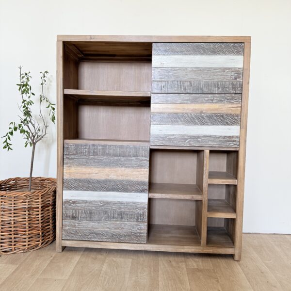 Highboard drewniany rustykalny – wysoka komoda z dekoracyjnymi frontami