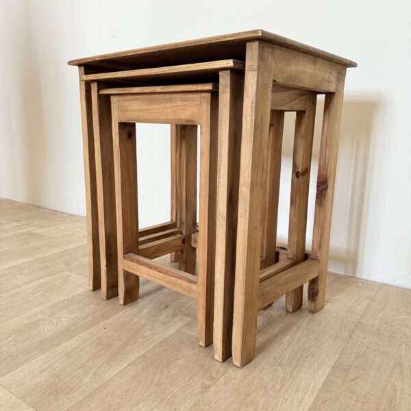 Zestaw 3 stolików z drewna piniowego – rustykalne stoliki drewniane, naturalne drewno