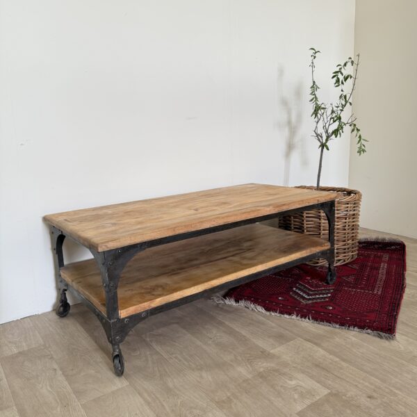 Stolik z drewna mango na stalowej ramie z kółkami – industrialny stolik kawowy vintage styl loft farmhouse rustykalny