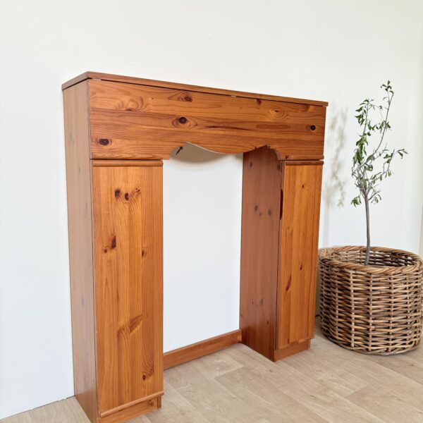 Sosnowa konsola vintage z szufladą port kominkowy – drewno naturalne retro