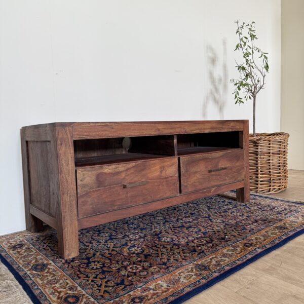 Kolonialna szafka RTV z 2 szufladami – drewniana szafka pod telewizor styl vintage orientalny klasyczny