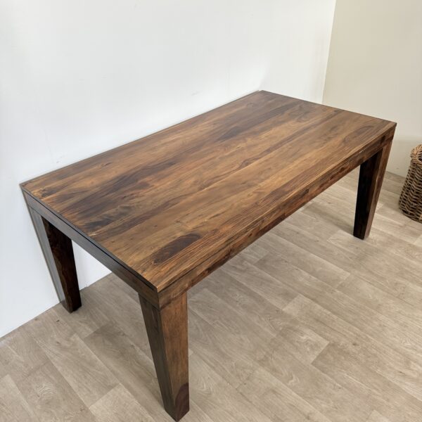 Stół drewniany Sheesham vintage – styl kolonialny, masywny i ponadczasowy