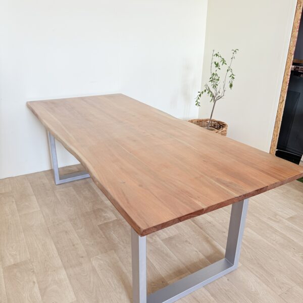 Stół kolonialny z litego drewna na stalowych nogach – naturalny blat, nierówne krawędzie, styl loft