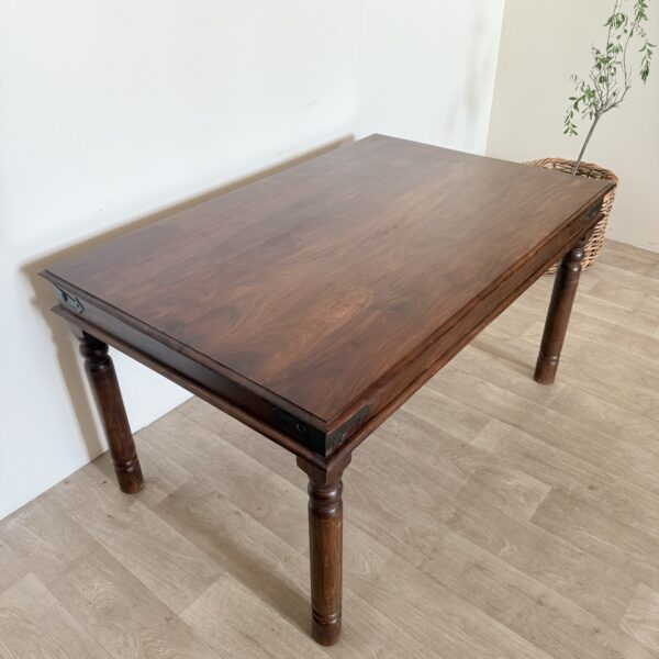 Kolonialny stół drewniany z toczonymi nogami i metalowymi okuciami – styl vintage