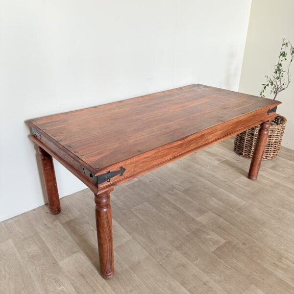 Drewniany stół kolonialny – styl vintage, solidna konstrukcja