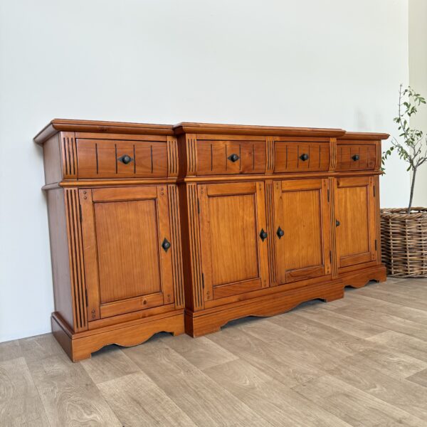 Komoda drewniana vintage – solidna, z widocznymi śladami upływu czasu, styl klasyczny