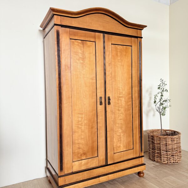 Antyczna szafa dwudrzwiowa z drążkiem – mebel vintage drewniany