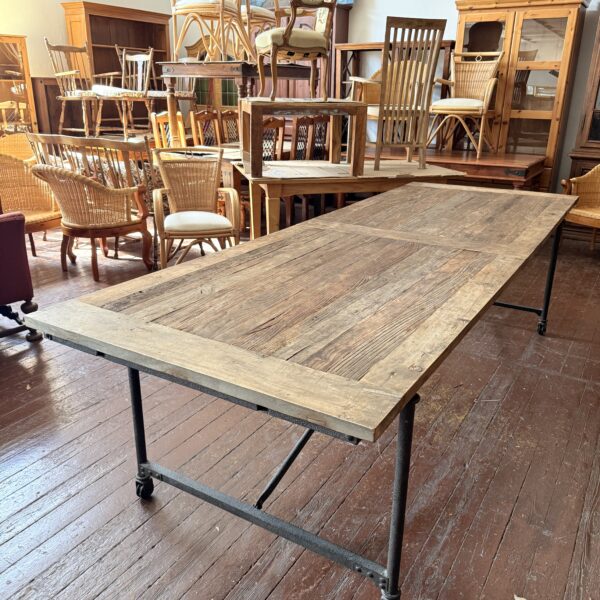 Stół industrialny z drewna z odzysku – surowe piękno i autentyczna historia