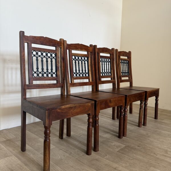Zestaw 4 krzeseł kolonialnych – masywne drewno i dekoracyjna metaloplastyka