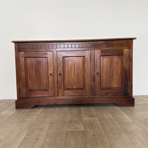 Klasyczna komoda kolonialna – ponadczasowa forma z subtelną historią