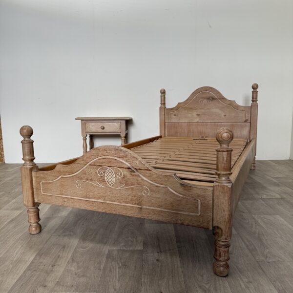Drewniane łóżko jednoosobowe 100x200 cm – naturalny charakter i przytulna sypialnia
