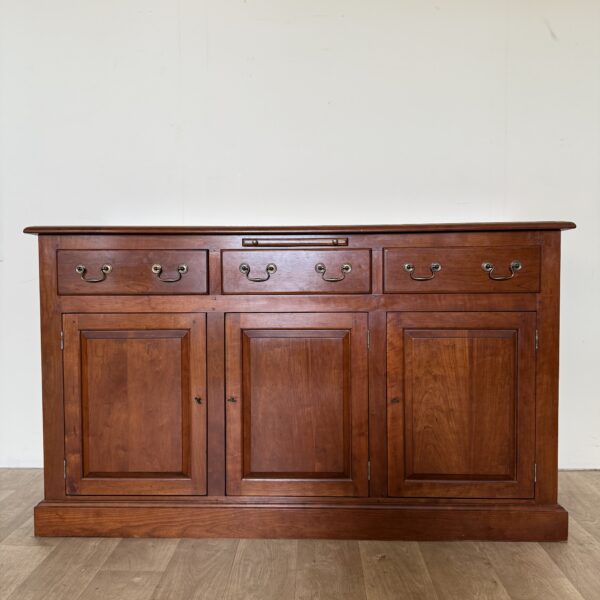 Klasyczna drewniana komoda vintage – mebel z duszą